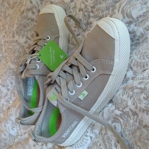 Pantone Cariuma shoes Khaki